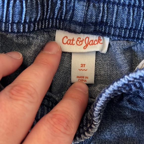 Denim shorts size 2T - Picture 2 of 4